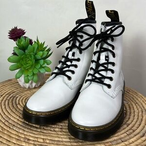 NEW Dr. Marten’s 1460 Boots Lace Up Lug Sole White 8 ZAVALA